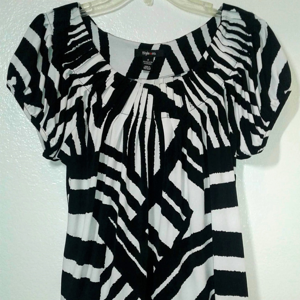 Style & Co Black and White Geo print top SZ S